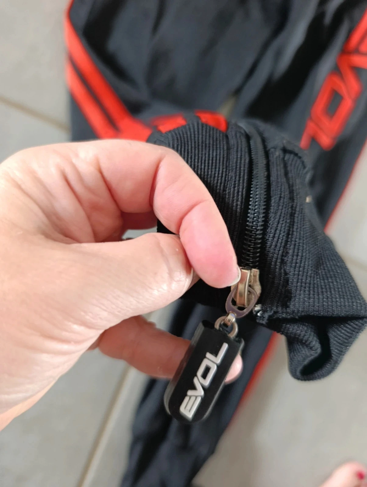 Evol trainingsbroek zwart en rood – 2XS – Ritssluiting bij de enkels – photo 4